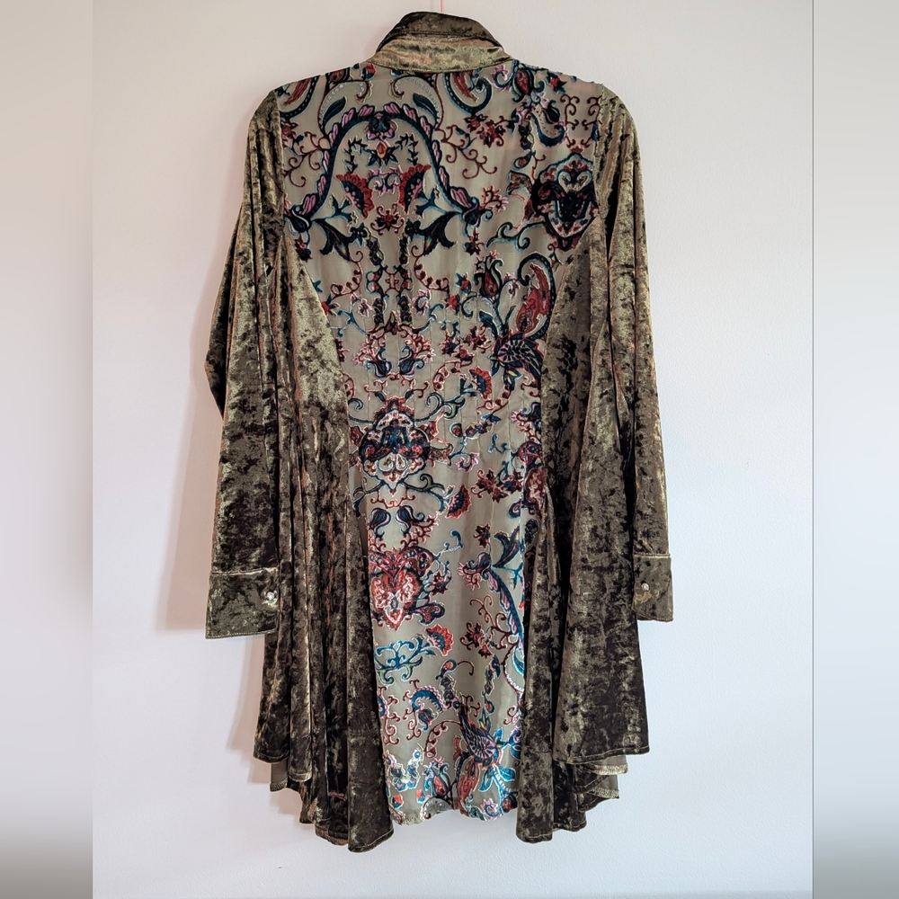 Elegant Velvet Tunic with Paisley Design - Picture 3 of 4